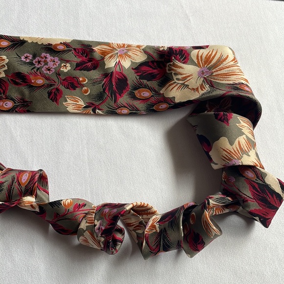 Eaton’s “Very” 1980’s floral and peacock pattern silk tie made in Canada - Picture 5 of 9